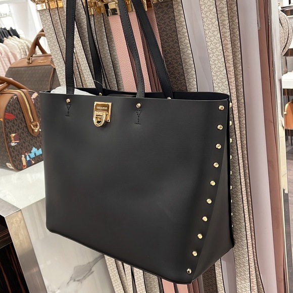 MICHAEL KORS MANHATTAN LARGE SHOULDER TOTE BAG
SMOOTH LEATHER
STUDS
BLACK - Picture 8 of 16